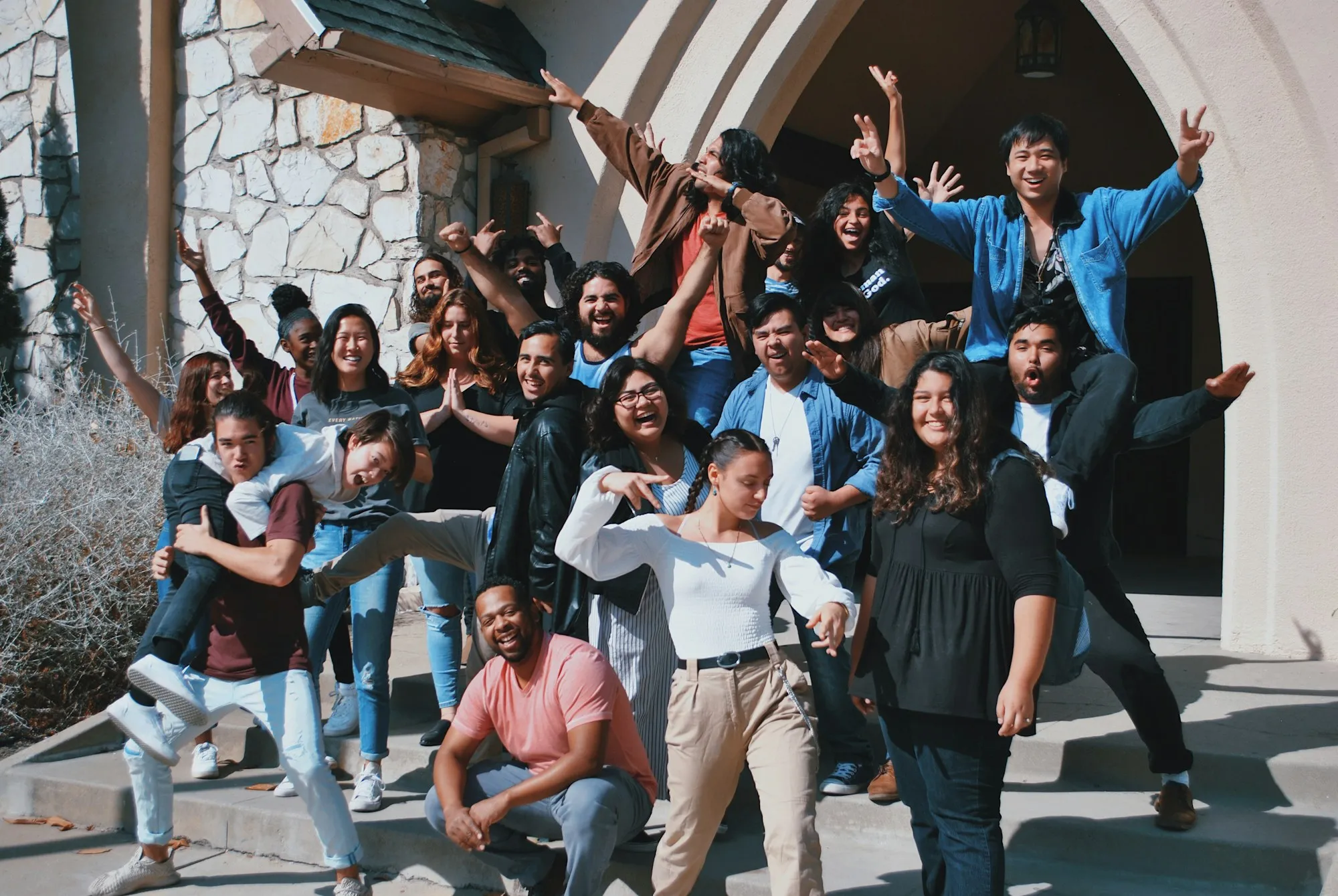 La comunidad de jóvenes reunida a la salida del templo