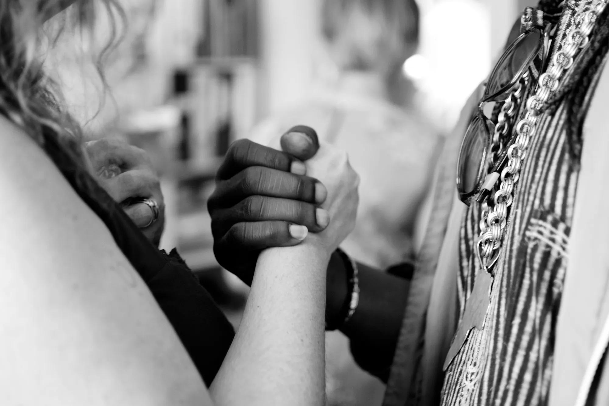 Dos personas tomadas de la mano durante la oración