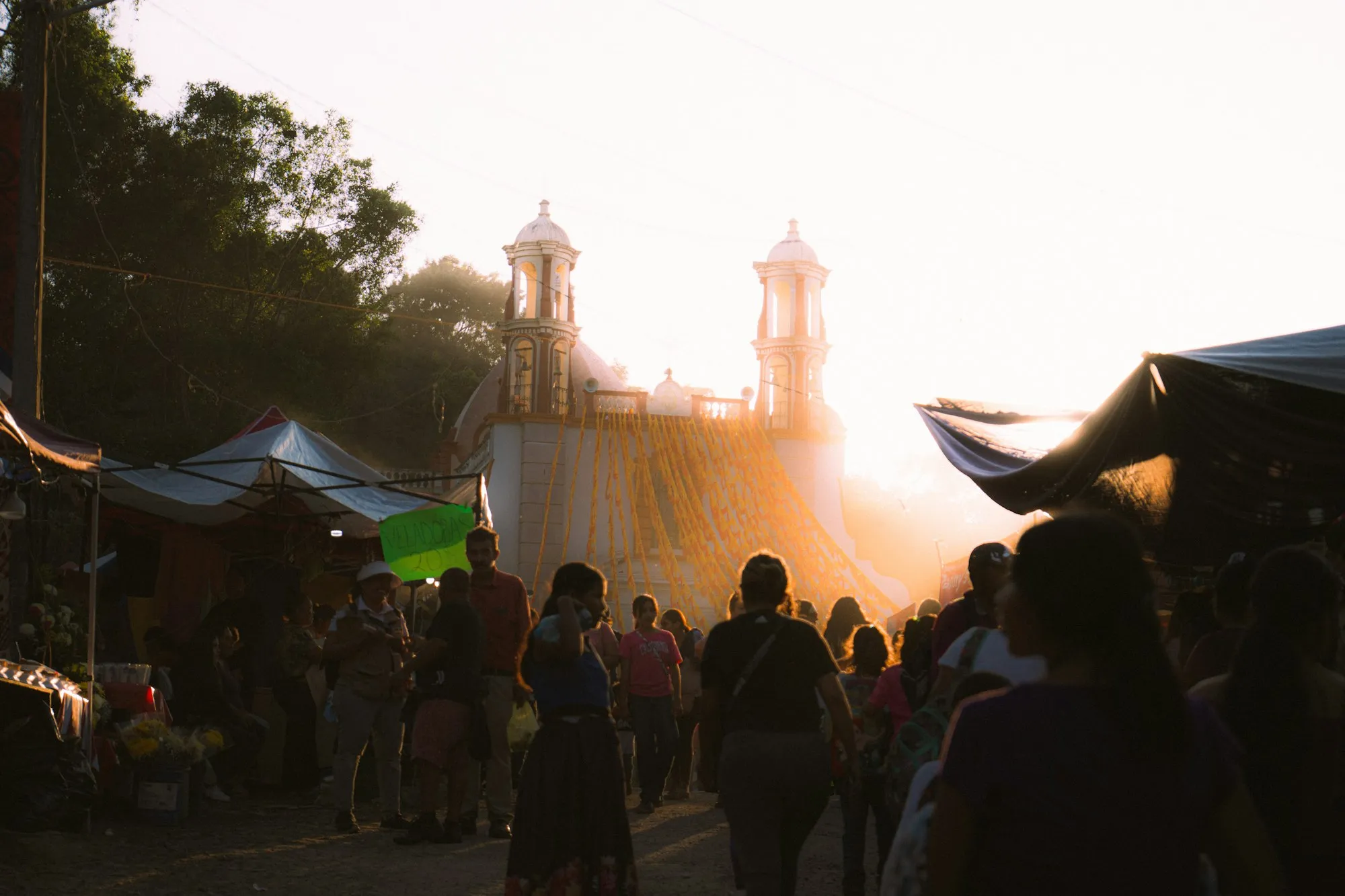 La calle del barrio con el templo al fondo